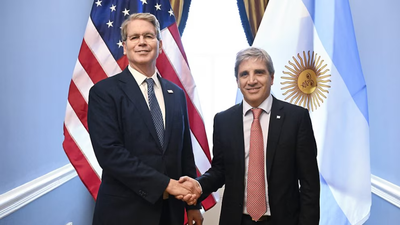 Vuelve Luis Caputo de EEUU, a la espera del anuncio sobre el paquete de ayuda financiera de Trump