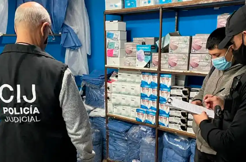 Detuvieron a cinco personas que fabricaban barbijos truchos con el logo del CONICET