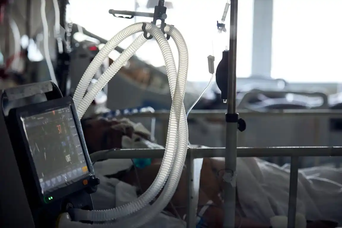 Reportaron más de 13 mil nuevos casos y otras 384 muertes en el país