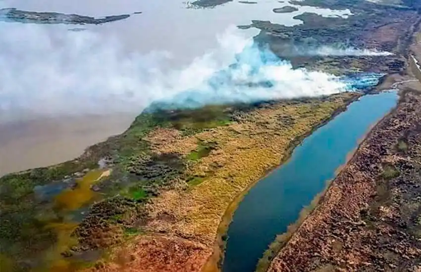 Comenzaron las tareas para frenar el fuego en las islas frente a Villa Constitución