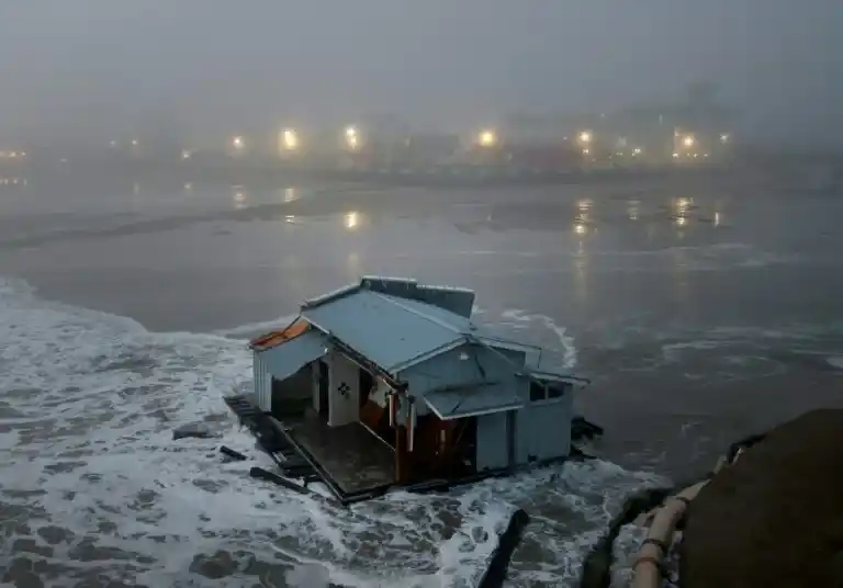 EN MEDIO DE UNA TORMENTA: Muelle en California colapsa y queda flotando a la deriva  (+Video)