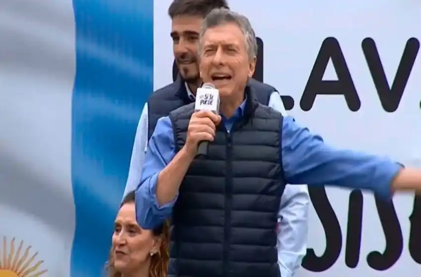 Macri se despide de sus seguidores con una marcha en Plaza de Mayo