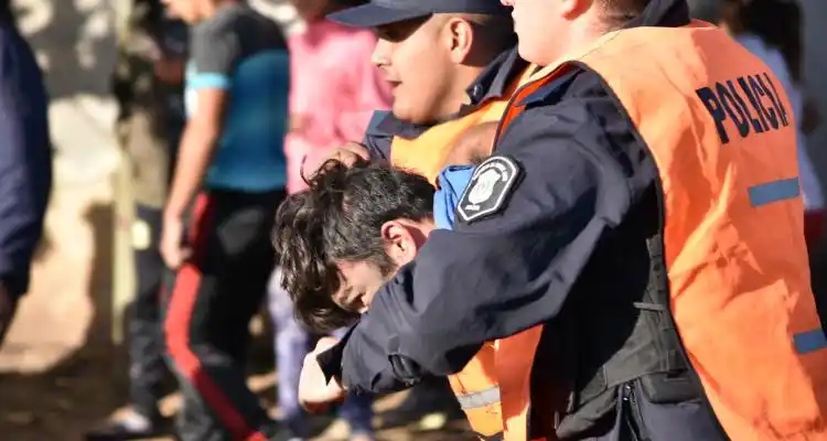Violento desalojo en Dávila y Cruz Roja: un joven de 16 años permanece internado en el Hospital