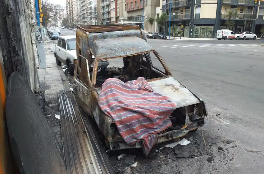 Incendiaron la camioneta donde vivía con su perra y quedó sin nada