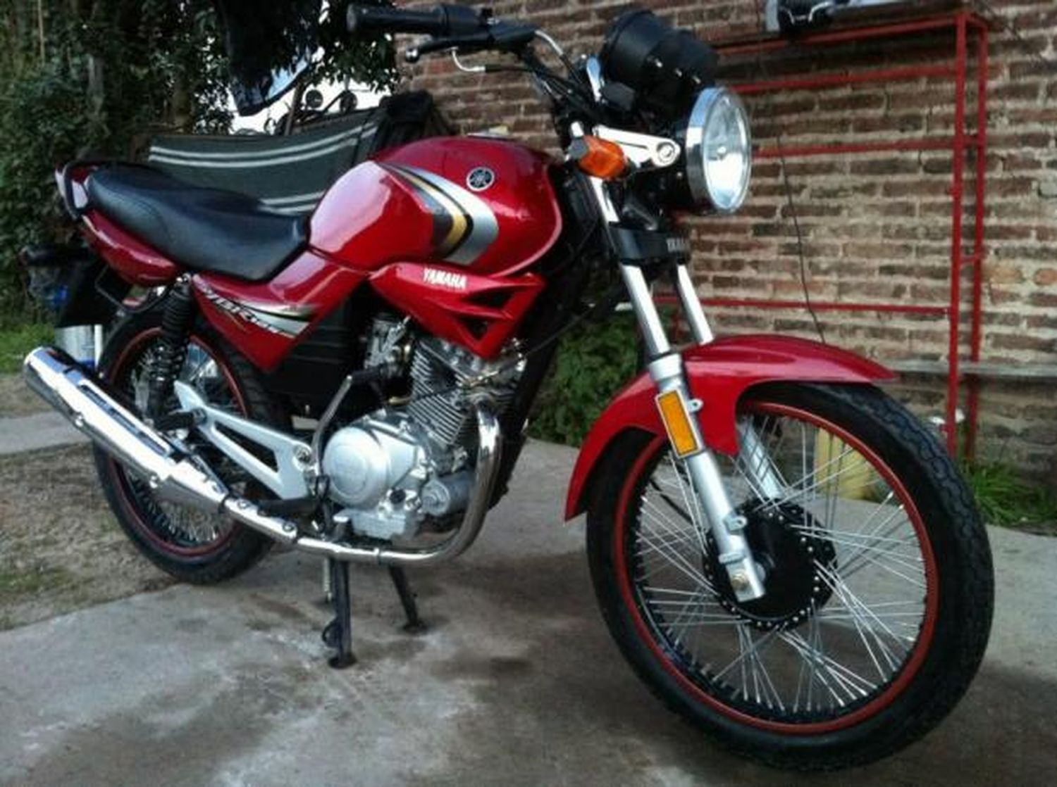 Le llevaron la moto de la puerta del edificio