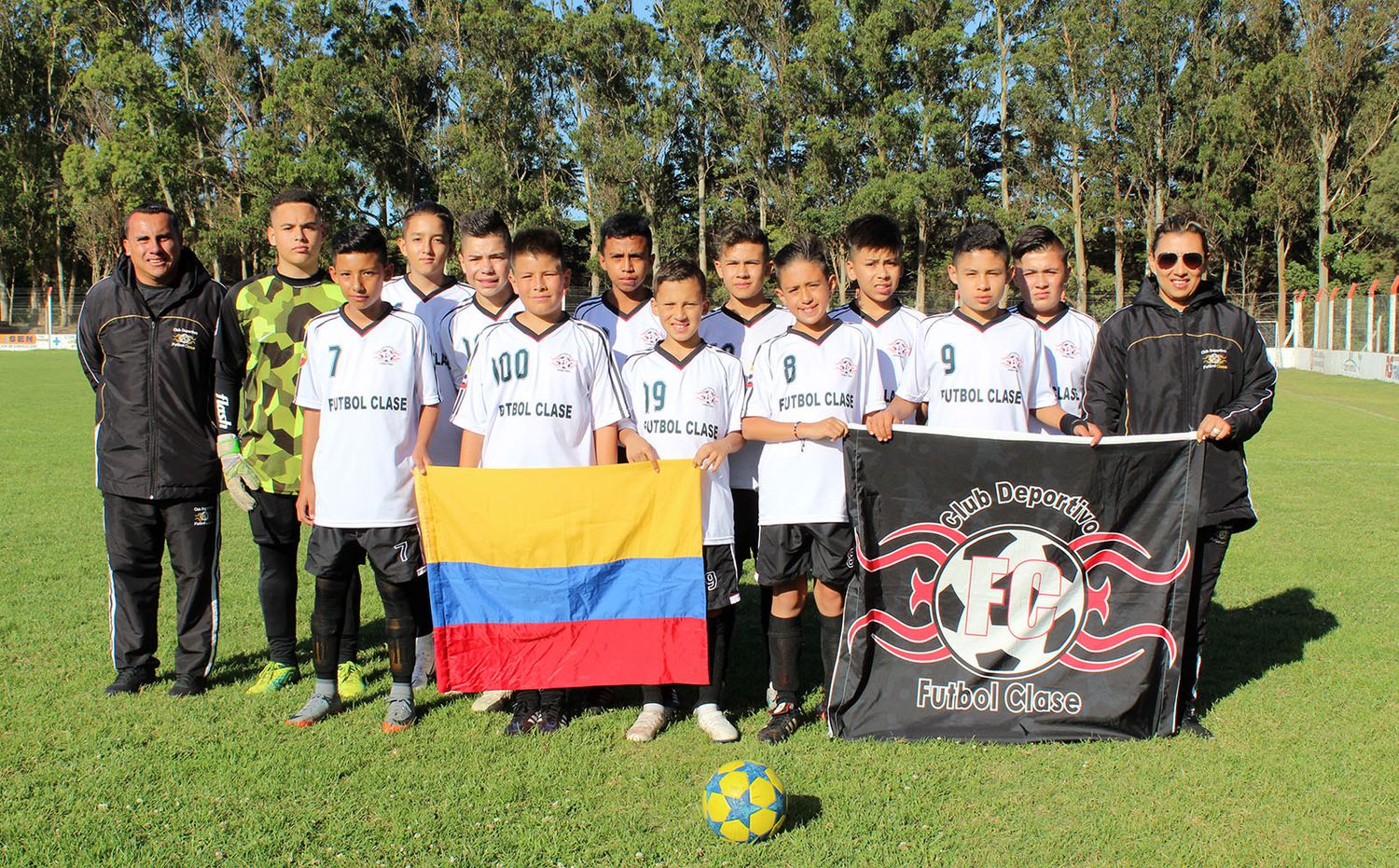 De pie de izq a der. D.T. Diego Patiño, Mateo Jiménez, Juan Virguez, David Quiroz, Edy Flórez, Johanny Falla y Andrea Méndez. Inclinados de izq. a der: Mateo López, Johan Vásquez, Juan Saenz, Estiven Dimate y Nicolás Cano