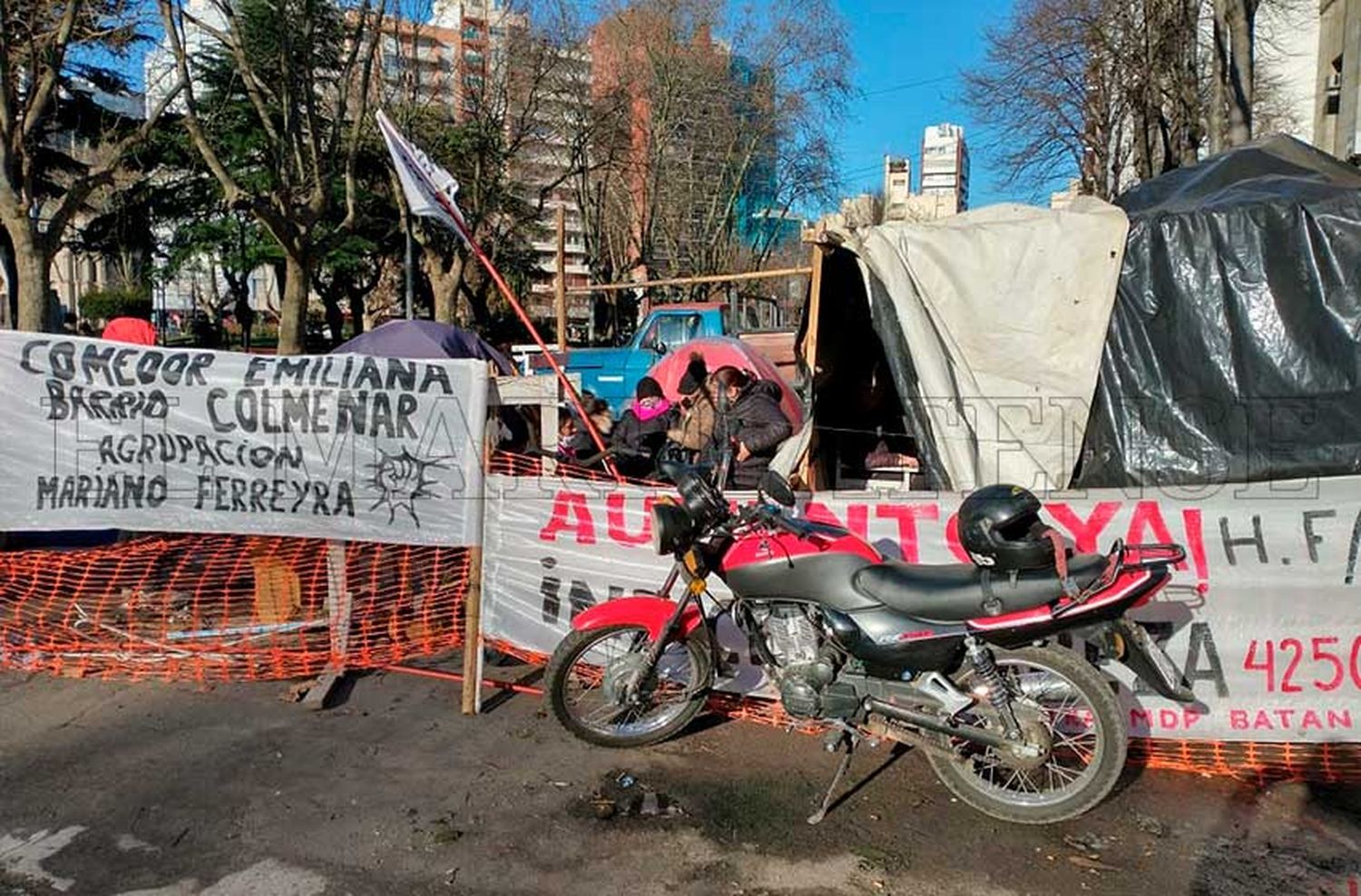 Sexto día de acampe en la municipalidad de la agrupación Mariano Fereryra