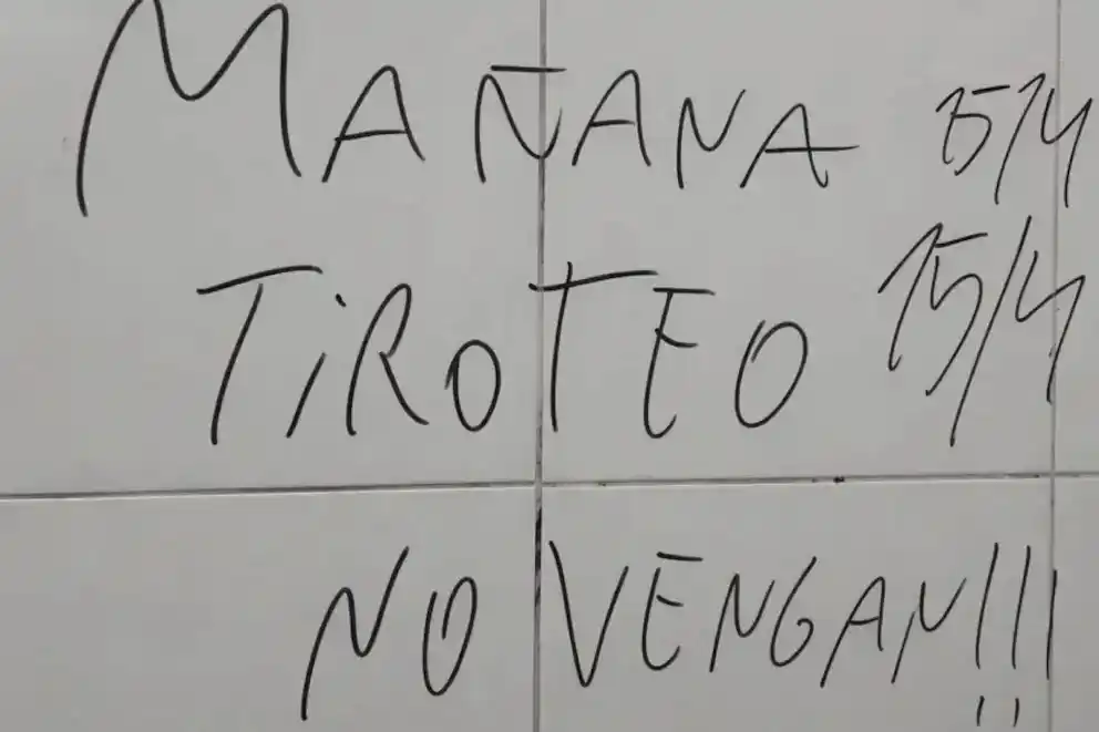La denuncia solicita la apertura de una investigación específica para identificar a los responsables de la organización, promoción e instigación de las múltiples amenazas.