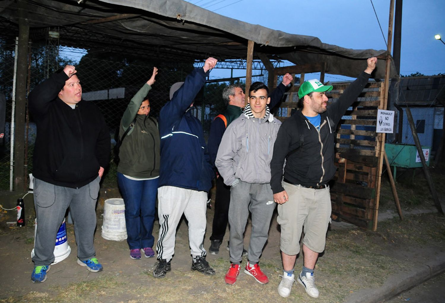 Los trabajadores de Metalúrgica mantienen la  vigilia y se ilusionan con una salida política