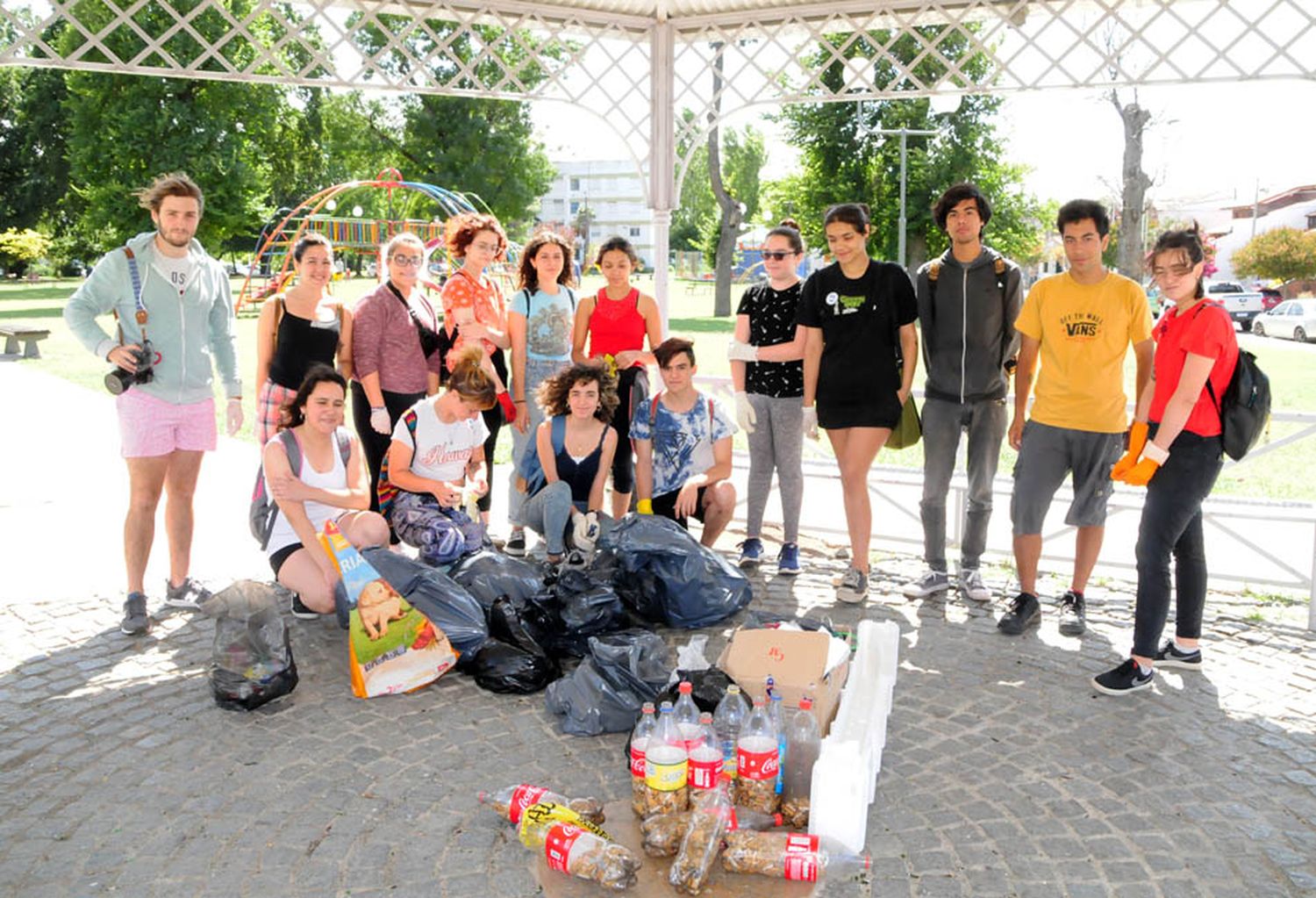 Un grupo de jóvenes limpia voluntariamente la ciudad y pide más cestos en la vía pública