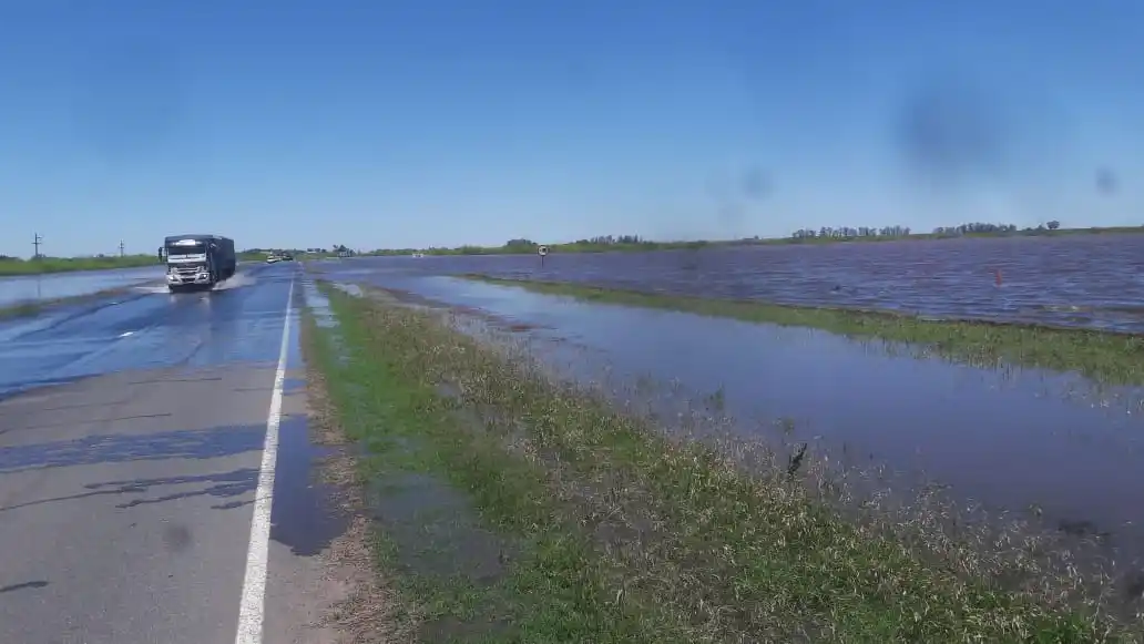 Cortes y desvíos en la autopista Santa Fe – Rosario por agua en la calzada