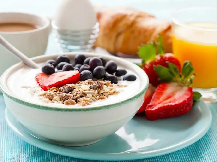 Un desayuno completo y equilibrado: lácteos, frutas frescas, cereales integrales y bebidas naturales para empezar el día con energía.