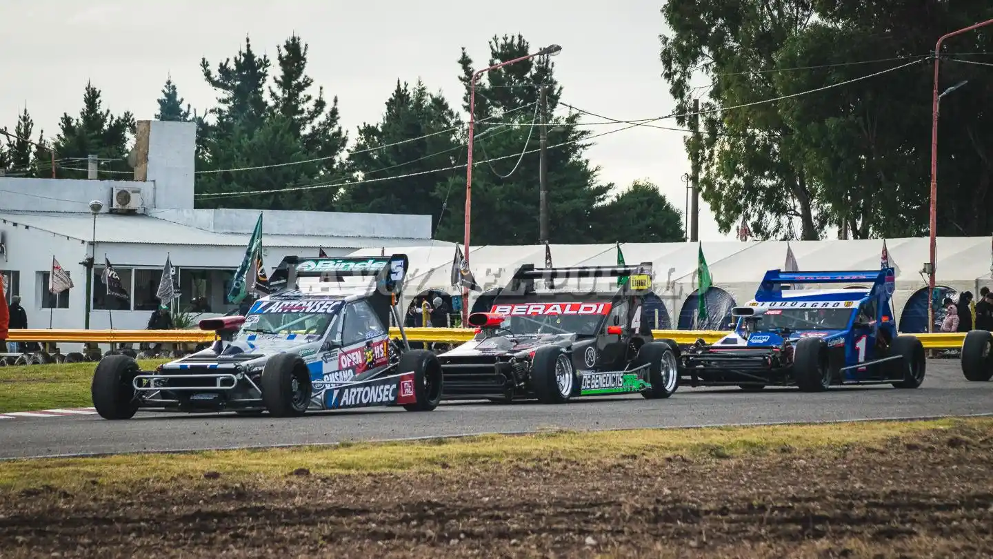 Juntitos y a plena velocidad por la curva “1” viajan los Mar y Sierras A de Diego González, Federico Alvarez y el campeón, Matías Alvarez, el poleman de ayer