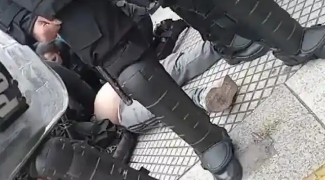 "Lo agarraron, lo arrastraron, lo asfixiaron con la pierna", dijo un testigo.