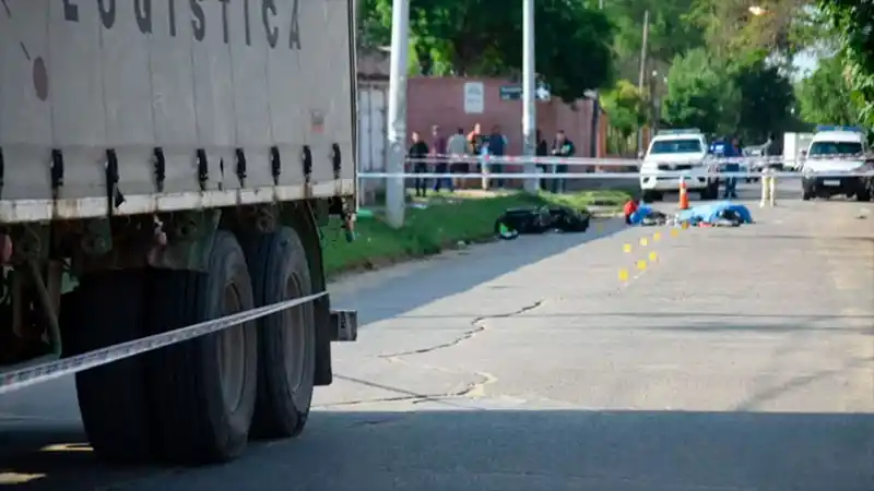 Llevaba a su nieto en moto a la escuela y ambos murieron al chocar con un camión
