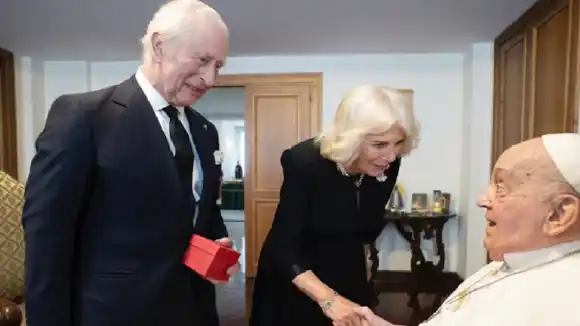 Con mejor semblante: el papa FRANCISCO recibió a los reyes Carlos y Camila