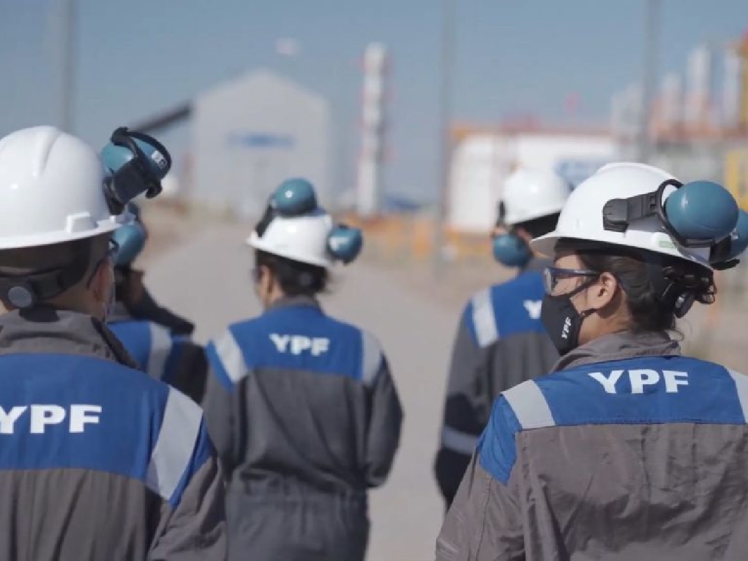 Petroleros de YPF cerraron una paritaria de 80% de aumento y un bono de $100 mil