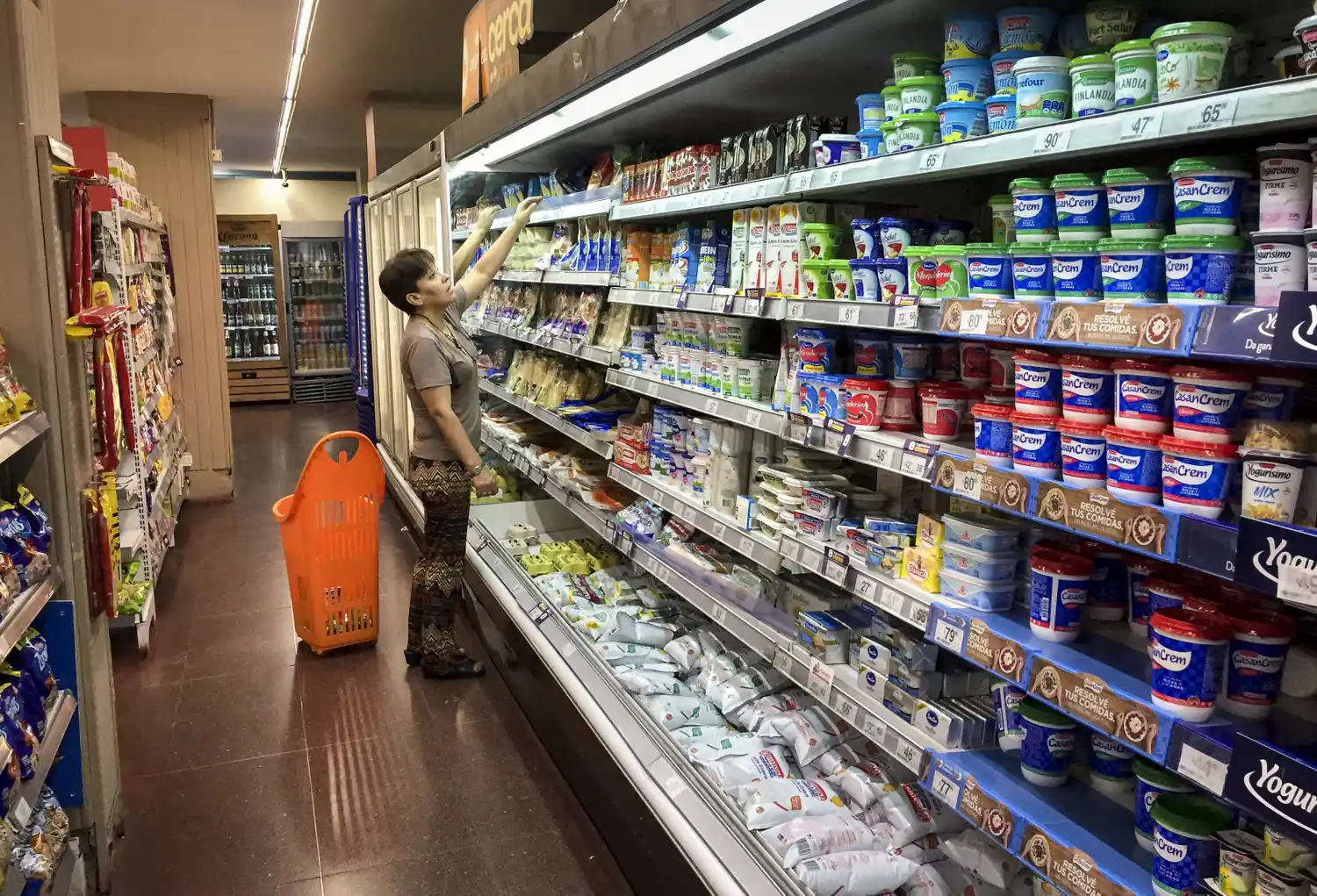 Aumenta la dispersión de precios por la inflación, que seguirá alta, según Ecolatina