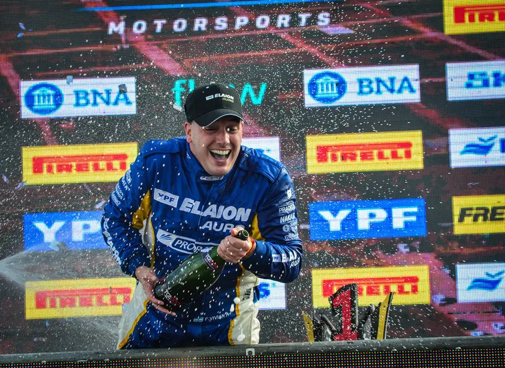 La felicidad de Franco Vivian en el podio de San Nicolás.