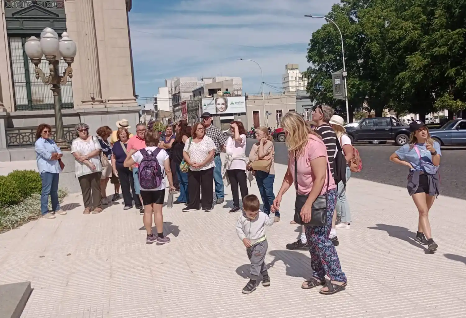 “Traemos el pasado a la actualidad, vamos interpretando cómo nació y se fue modificando la ciudad”, expresaron las guías.