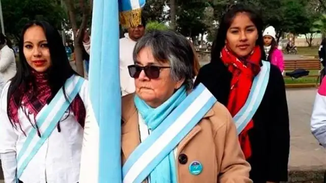 A los 80 años, se terminó la primaria y fue abanderada