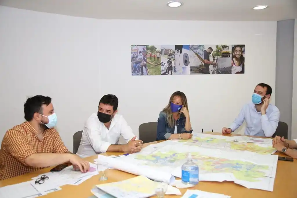 Hurlingham: Galmarini y Damián Selci mantuvieron un encuentro de trabajo y dialogaron con vecinos 