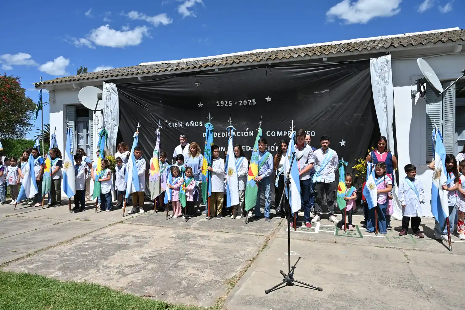 Representantes del municipio, del sistema educativo regional y distrital, junto a directivos, consejeros escolares, concejales y vecinos, acompañaron la jornada.