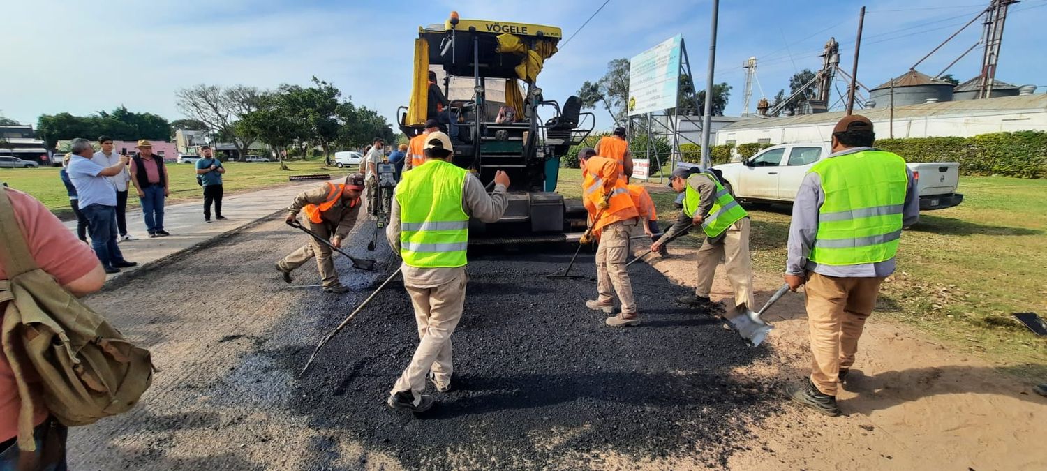 El Colorado: Avanzan los trabajos de repavimentación del acceso principal