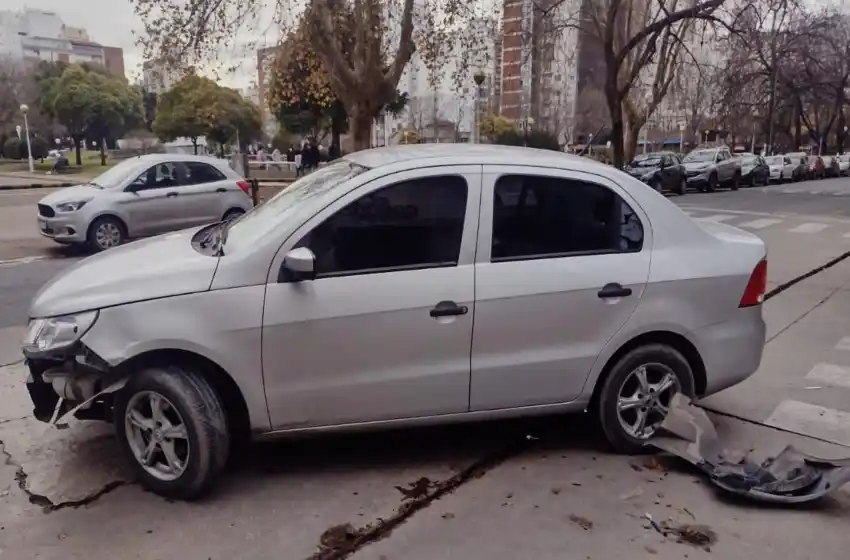 Le robaron el auto, los detectaron en el centro y se intentaron fugar: chocaron en el camino