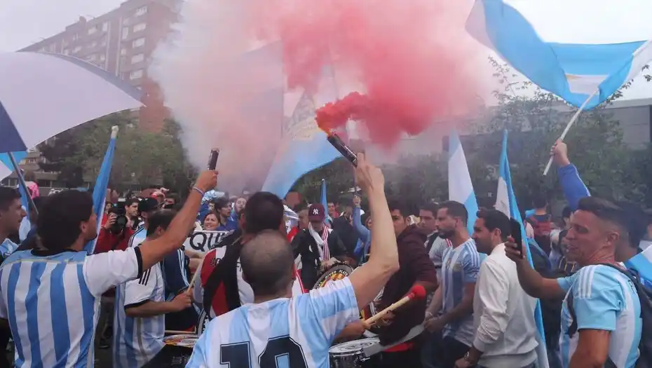 Banderazo en Barcelona, a puro color argentino
