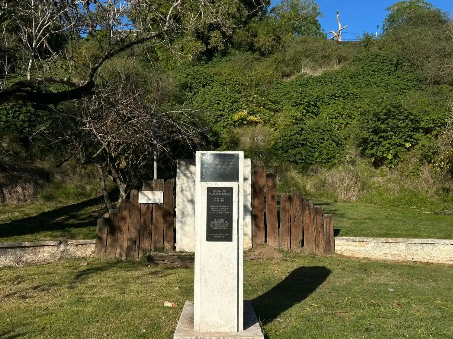 monolito eva perón vandalizado