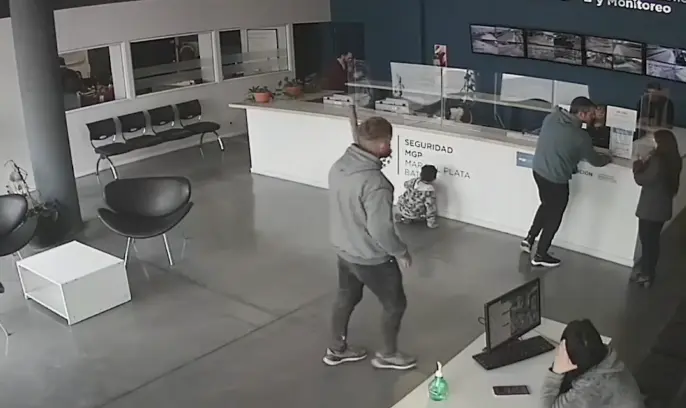 Un vecino entró al centro de Monitoreo de Mar del Plata armado con una maza: Exigía acceder a imágenes de un robo