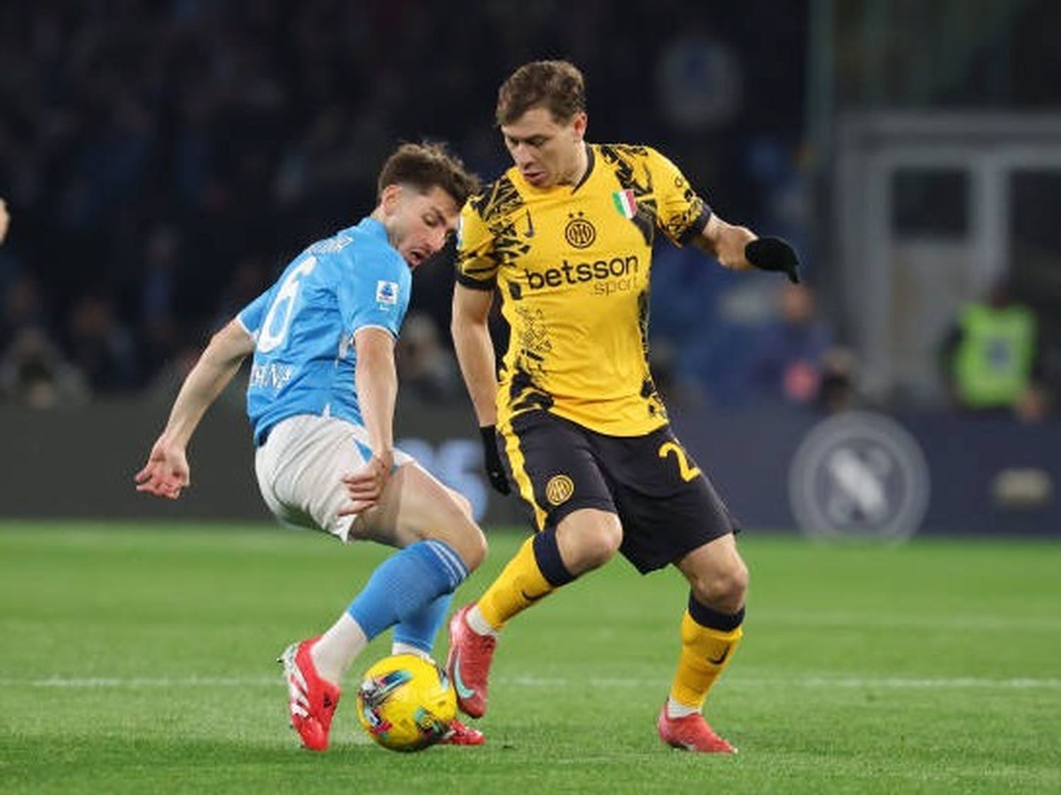 Inter igualó con Nápoli y conservó el primer puesto