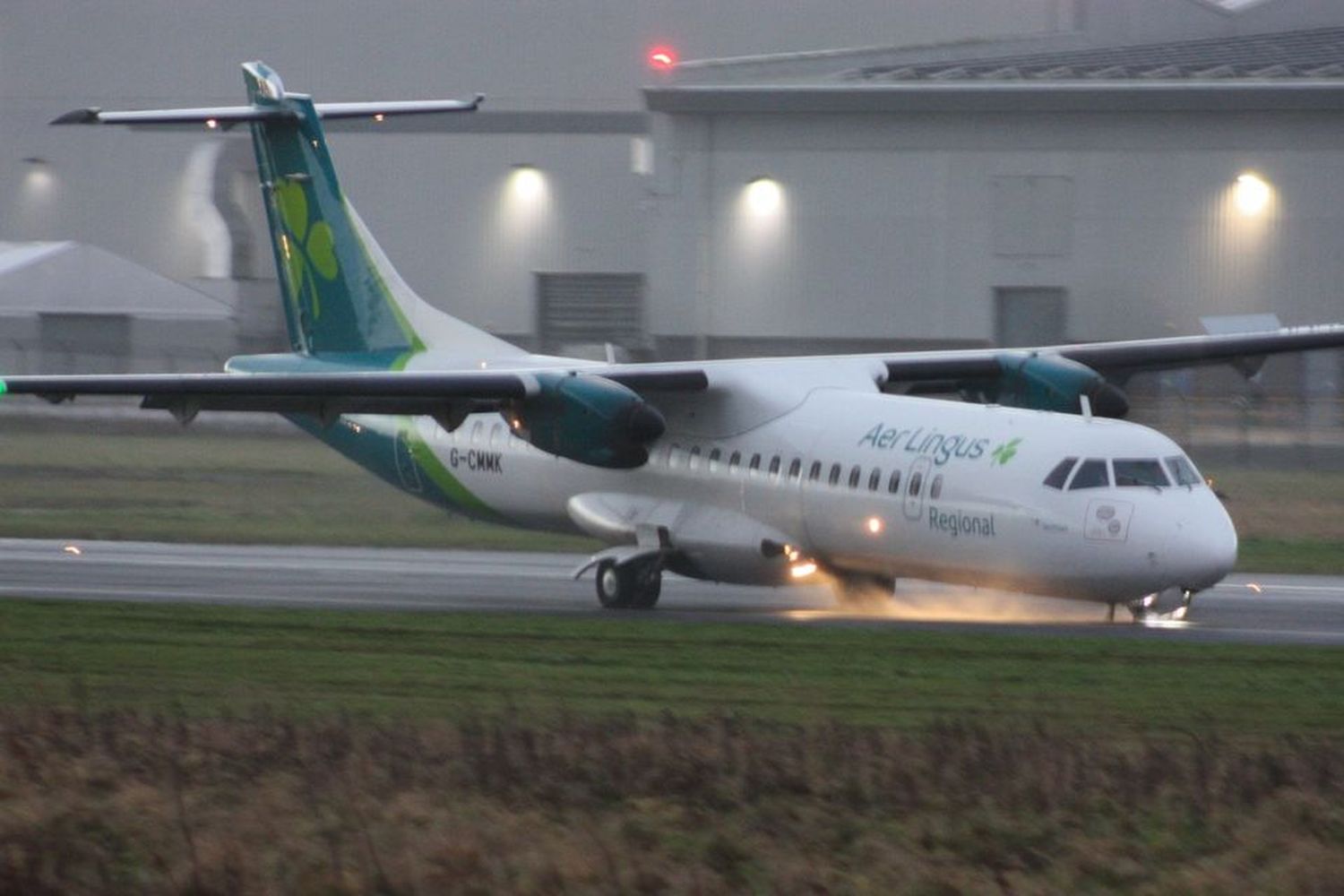 ATR de Aer Lingus sufre colapso del tren de aterrizaje en Belfast: Esto Sabemos