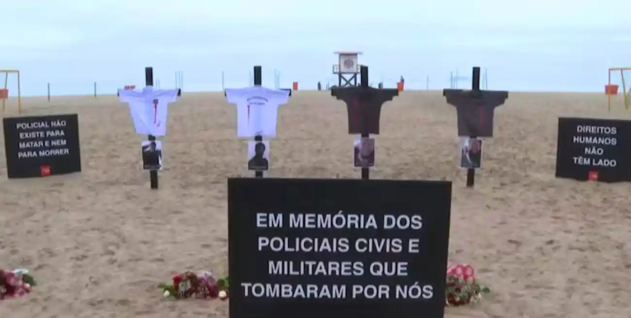 Colocaron cruces negras en homenaje a los policías muertos tras el operativo contra el Comando Vermelho