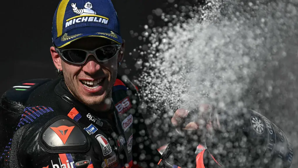 El piloto italiano Marco Bezzecchi celebra su triunfo en el Gran Premio de Talilandia de MotoGP en el circuito de Buriram. Foto: Lillian Suwanrumpha / AFP