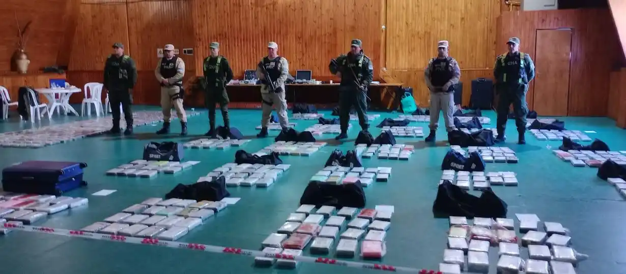 hallaron 700 panes de cocaína ocultos en bolsos y paneles de los rodados, por un valor de 15 millones de dólares.