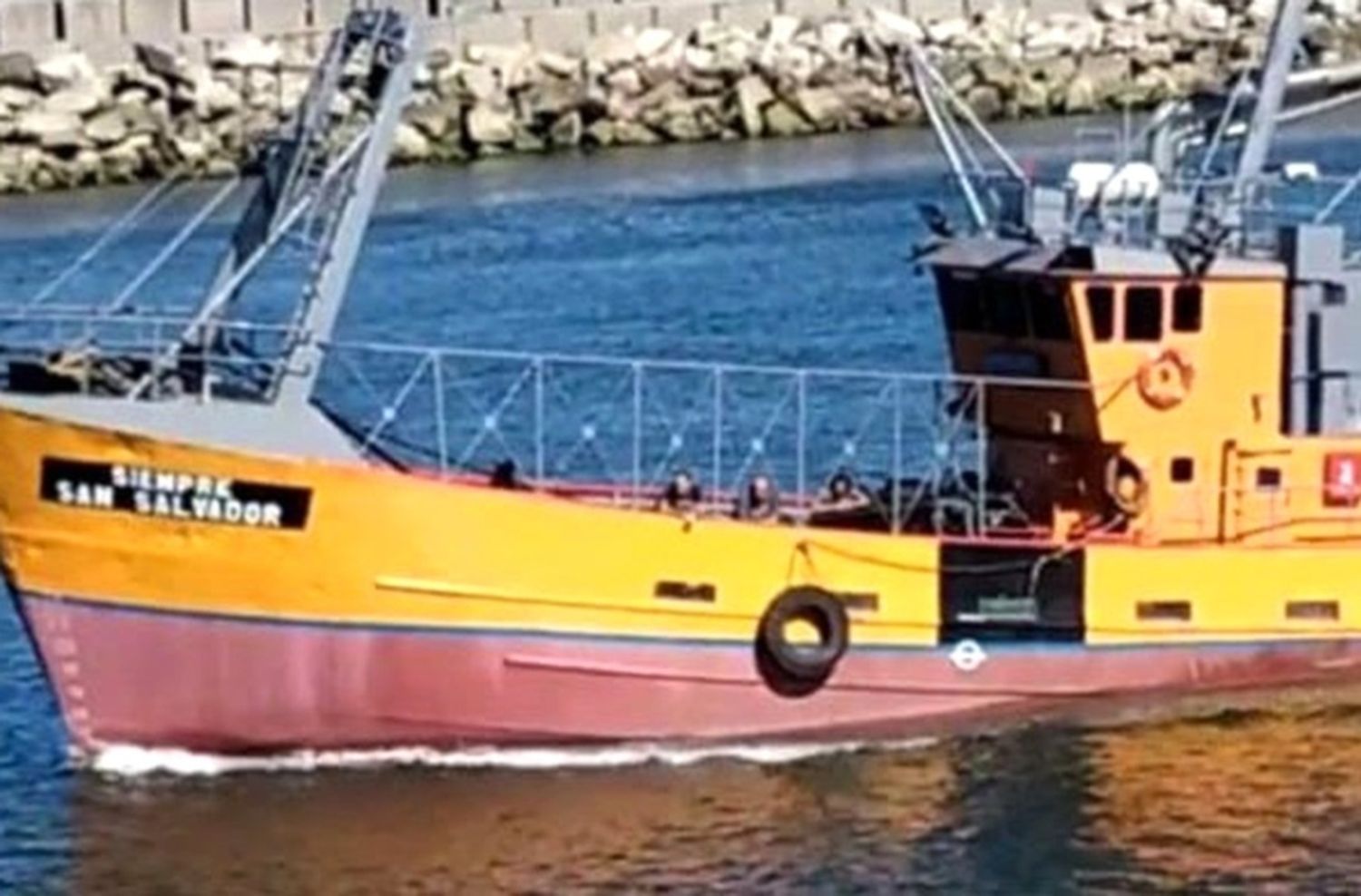 Los ocho tripulantes rescatados del pesquero hundido arribaron al puerto de Mar del Plata