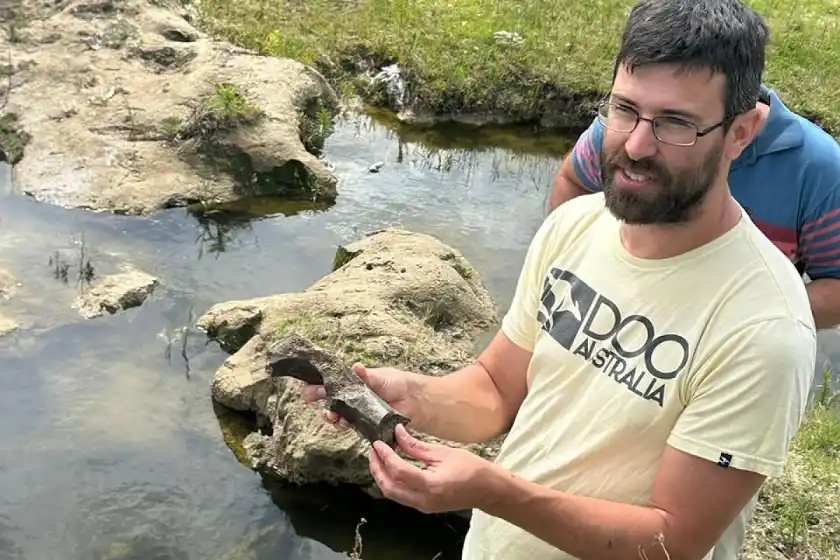 El paleontólogo Nicolás Chimento con los restos del megaterio: "Es uno de los mamíferos más grandes que existieron en nuestra zona durante la Edad de Hielo".