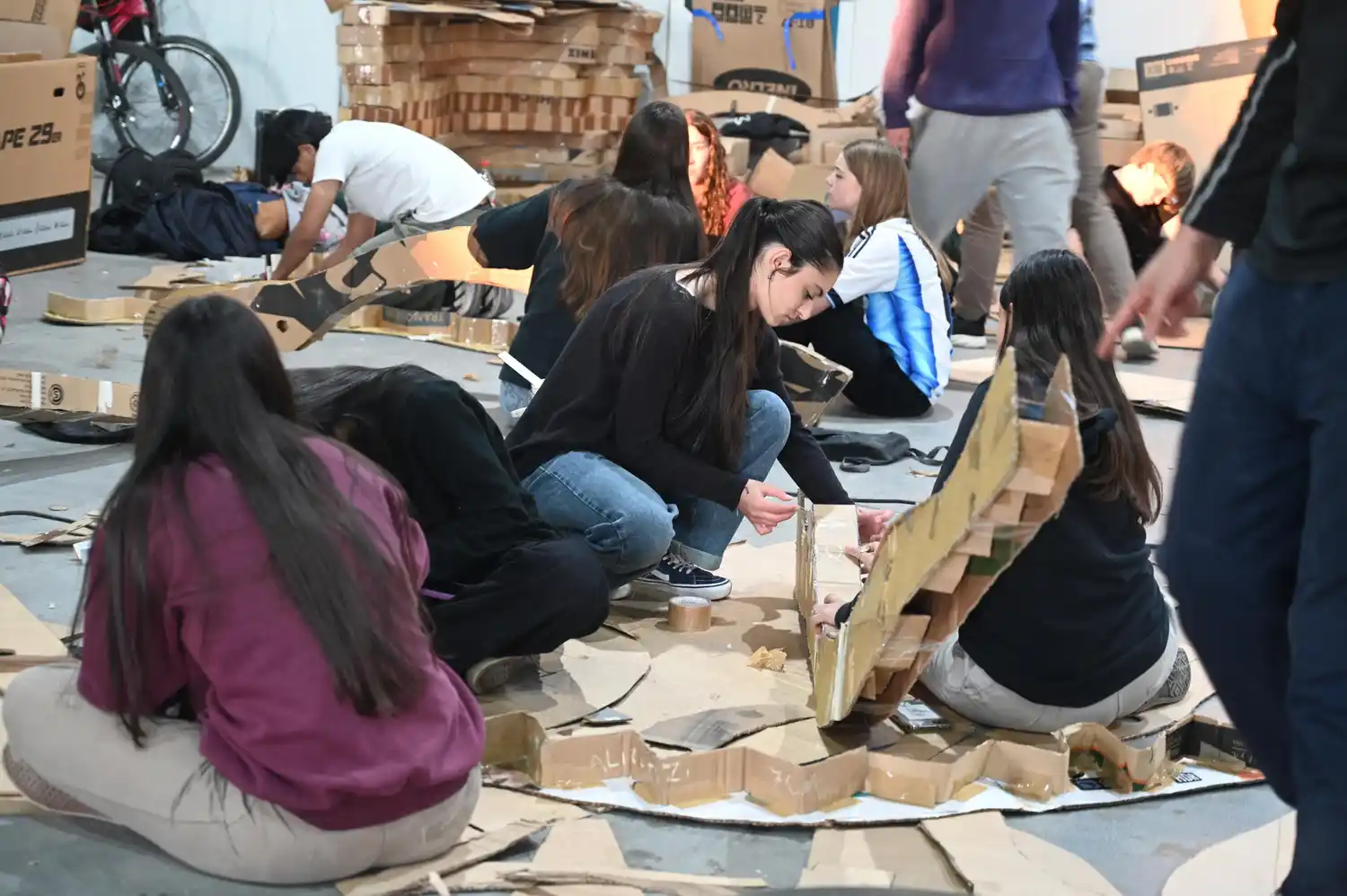 Desfile de Carrozas: Entregaron $300.000 a cada grupo de carroceros para que puedan terminar sus trabajos