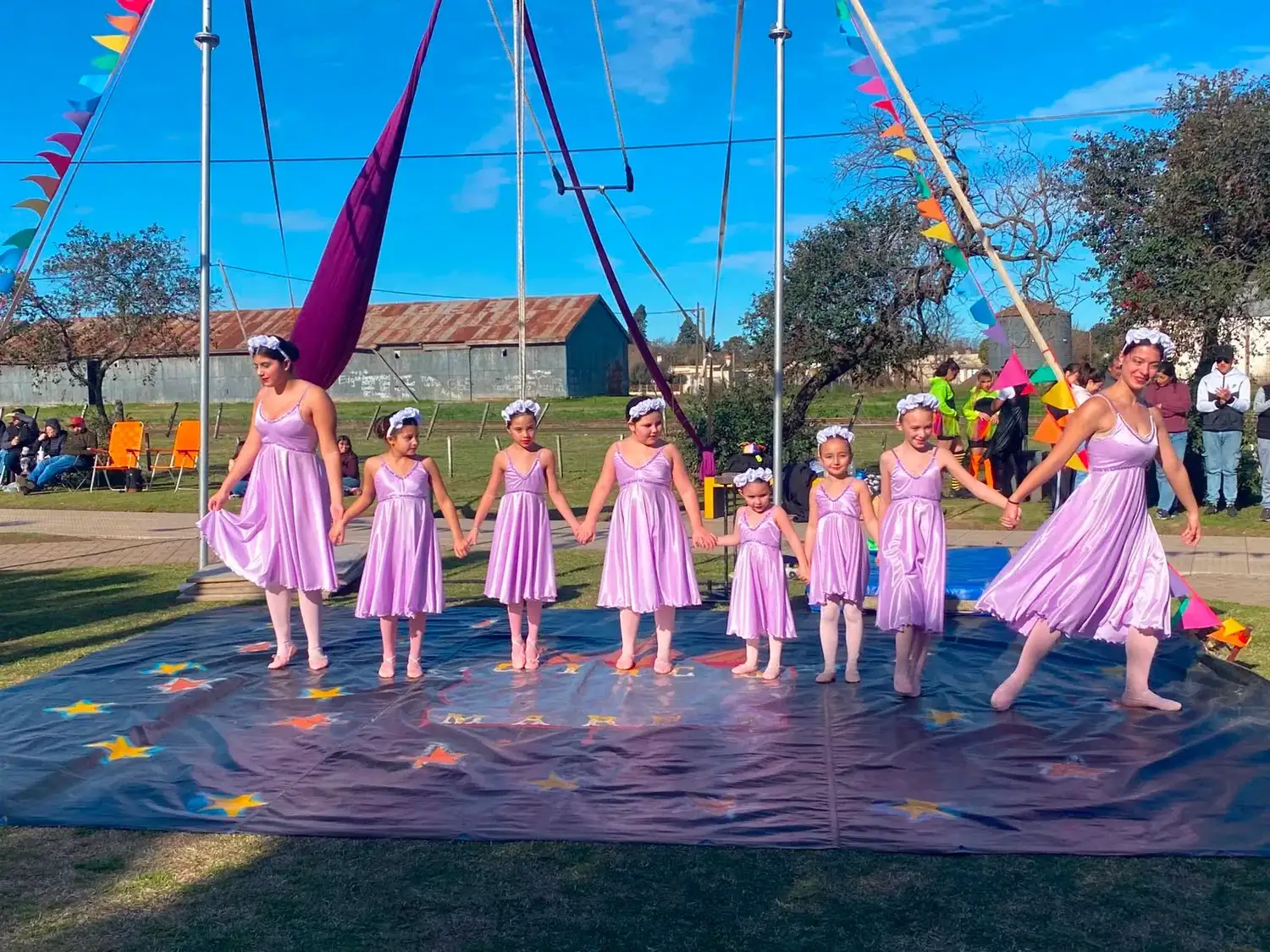 Show circense para celebrar el Día del Niño.