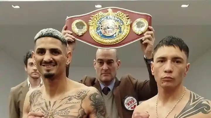 José Acevedo (derecha) pelea el viernes en Rosario.