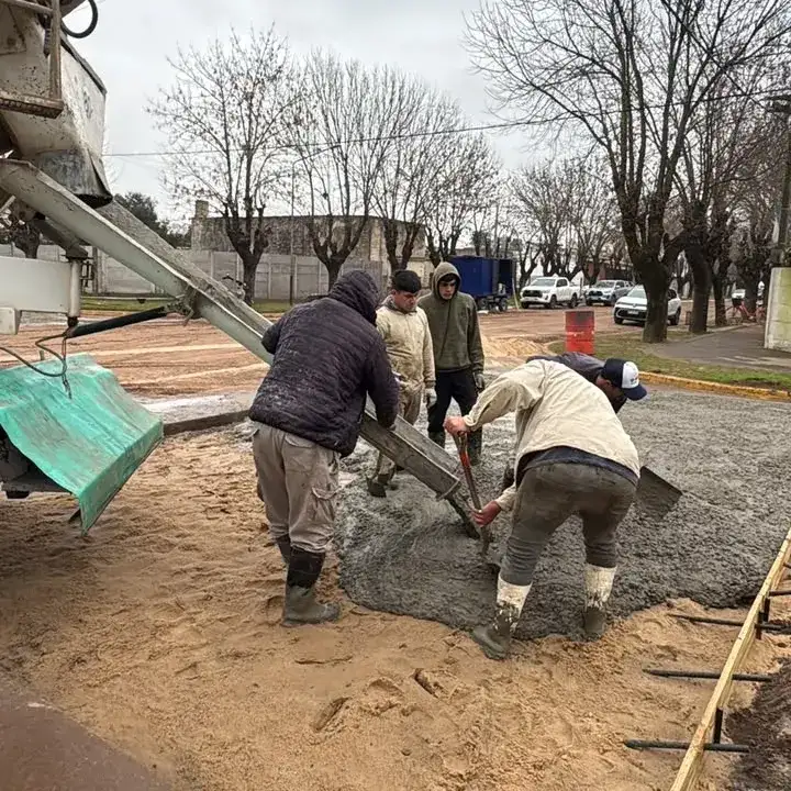 La cuadrilla comunal trabaja en la ejecución de la obra.