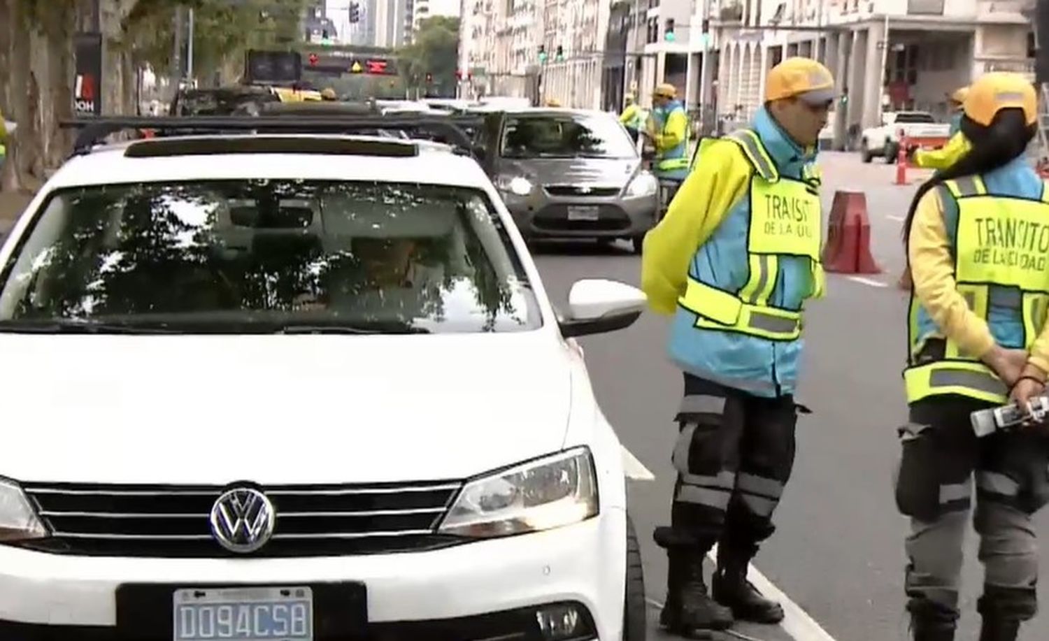 Tensión en Recoleta por un conductor con un auto diplomático ruso que se niega al test de alcoholemia