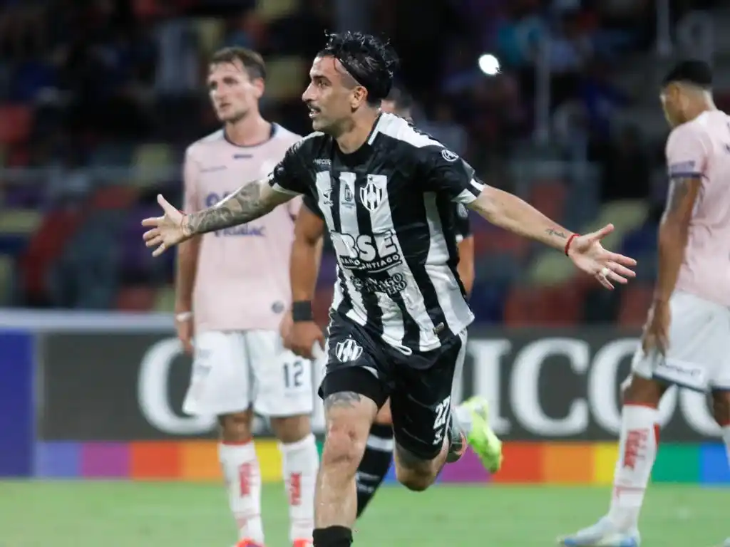 Santos festeja el gol de la victoria.