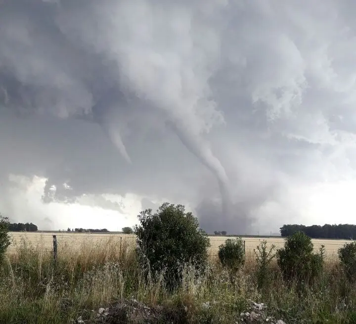 LA DULCE: El tornado tocó tierra en campos de la región