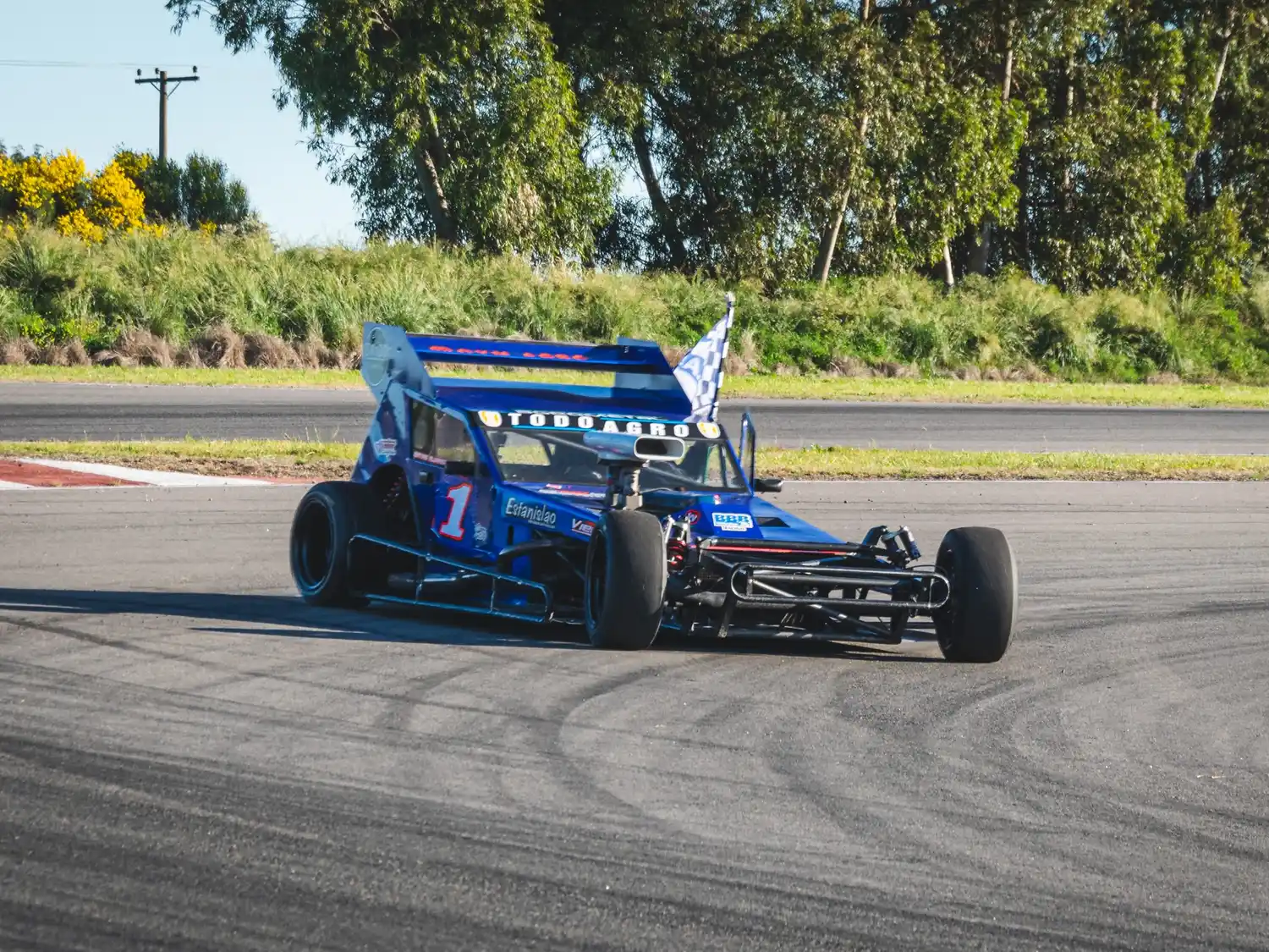Matías Alvarez celebró su campeonato en el Circuito Parque con el “1” pegado en su lateral en lugar del “2” del campeonato pasado