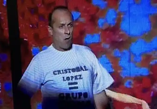 Video: Se coló y protestó en pleno baile del Showmatch de Tinelli