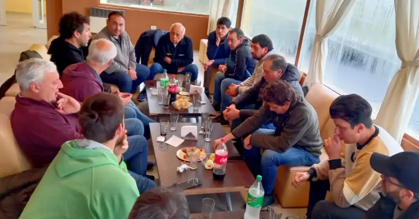 Pilotos y preparadores se reunieron con los técnicos de la categoría en Coronel VIdal. (Foto: Daniel Erreguerena)