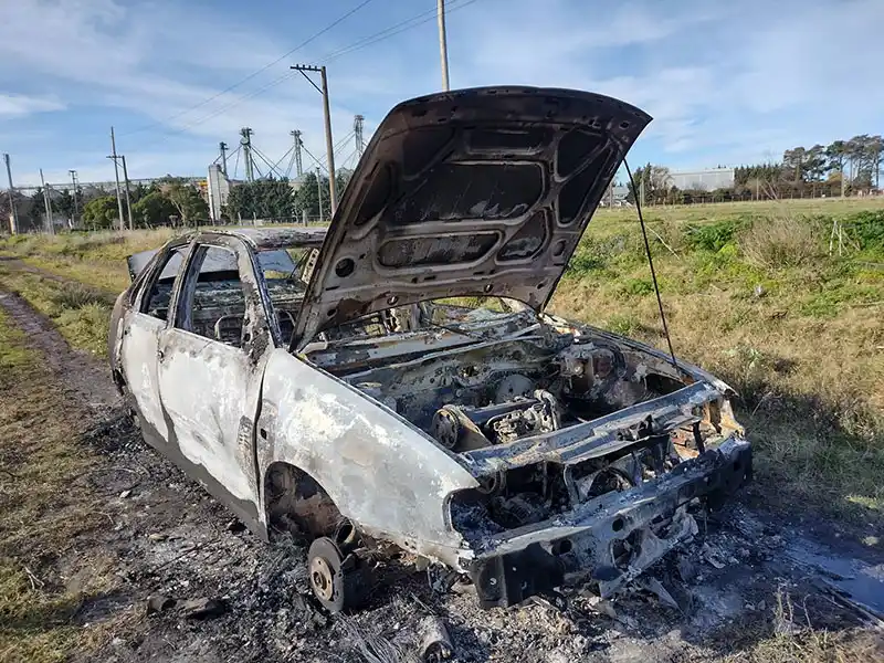 Robaron e incendiaron un automóvil en Quequén